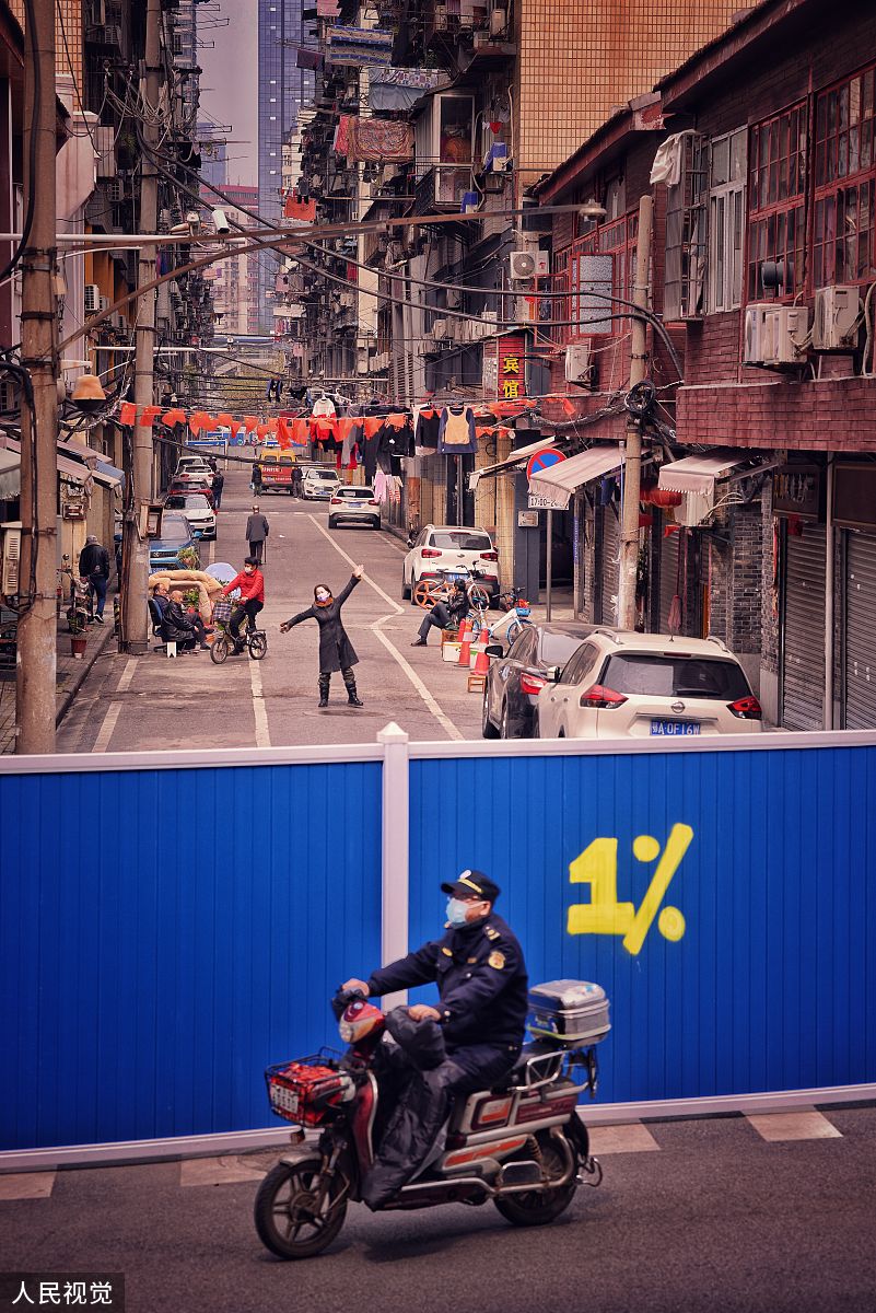 2020年4月5日,武汉,市民在道路上休闲活动.(如需下载使用,请务必署名: