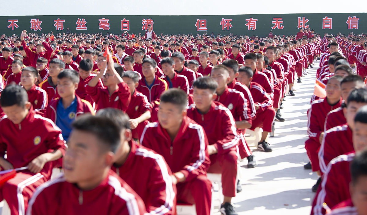 凉山卫校举行2016届毕业典礼暨新党员入党宣誓仪式