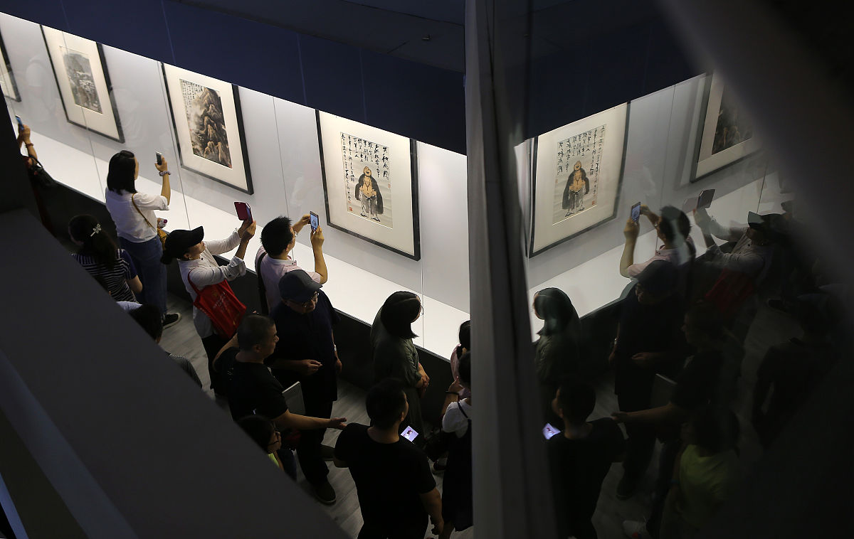 2018年8月9日,成都,观众在参观展览.(如下载使用,请务必署名成都商报 