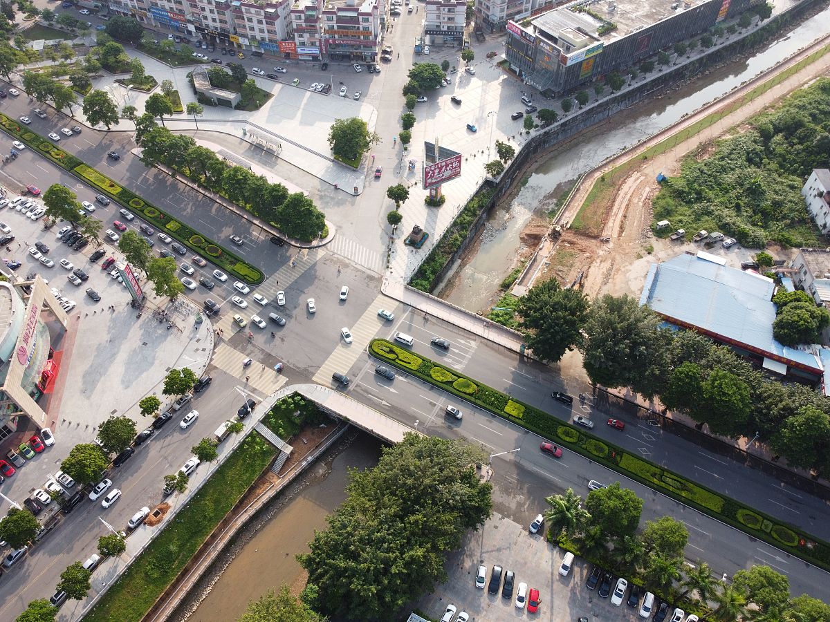 麻城市举水河三桥的红绿灯有拍照帮我用200字详细描述