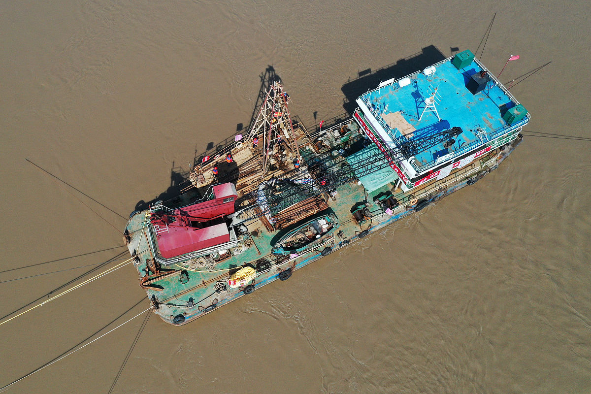 工程地质勘察工作一般分为哪几个阶段？常见的工程地质勘察方法有哪些？