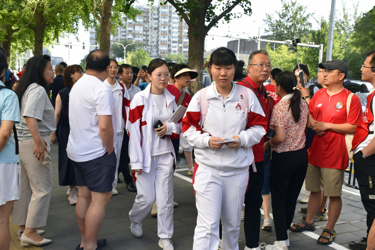 校运动会志愿者面试问题：评估适应力、沟通能力和团队精神
