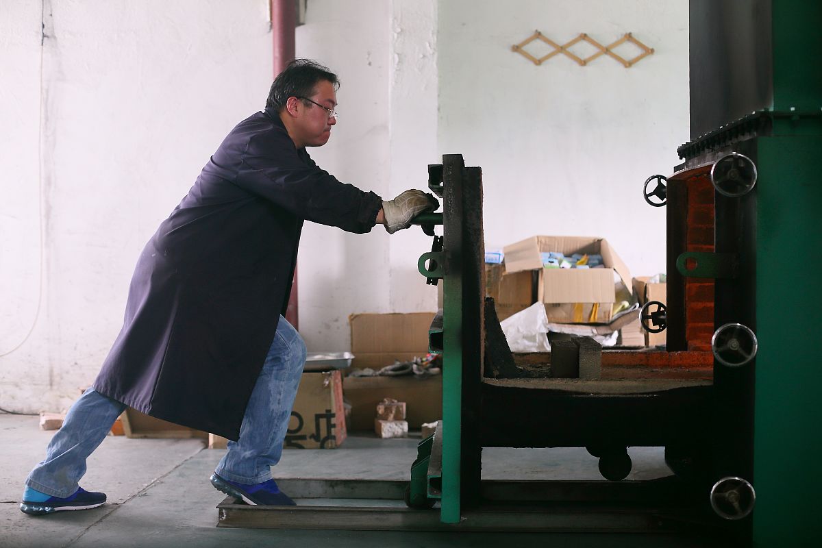 idea：建立宠物殡仪馆品牌系列。我们跟医院进行合作利润也与医院分成在宠物去世后殡仪馆承接宠物的后事开设纪念品制作、火化处理过程的公开 主人可选择是否参与。同时搭建一个网站里面可以供主人分享自己与宠物的故事 照片等内容也可以方便主人之间的交流。另外我们可以拿出利润的一部分用来投喂流浪小动物等做公益事业增加品牌的知名度和提高信誉。这是什么商业模式