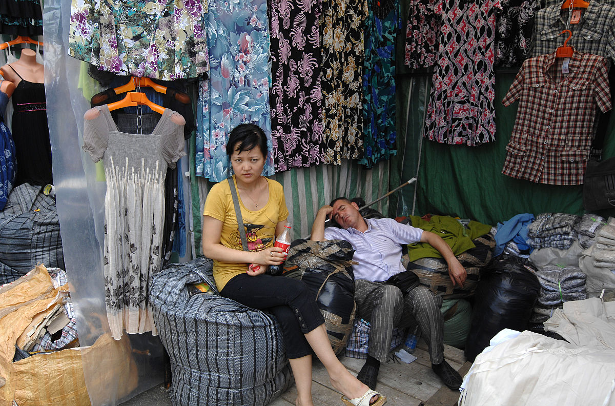 2009年7月17日,莫斯科卢日尼基服装市场.moscow, russia. july 17, 20