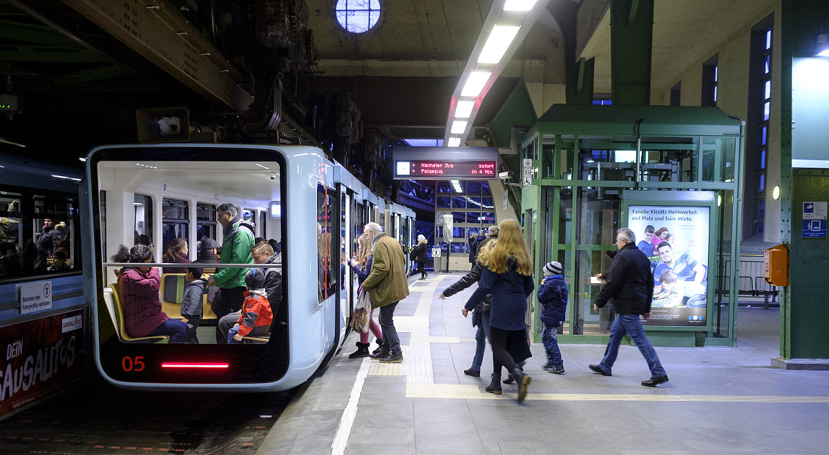东京活动包装方案：都营巴士、JR、地铁广告合作可行，有明体育馆举办需与冠名赞助商确认