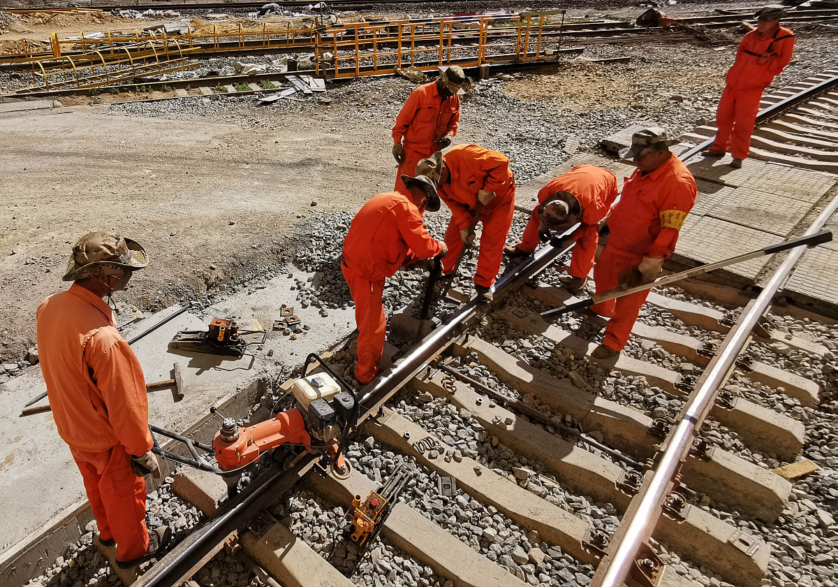 开往临江的6349次列车正在铁轨上飞驰司机突然发现前方铁道中间竟有三个农妇挥舞草帽向火车跑来眼看就要撞上的危急时刻司机拼命刹停火车就在司机要痛骂三名农妇时却发现她们拯救了列车上五百多条生命因为前方山体滑坡导致铁路被泥沙堵住如果火车继续行驶后果不堪设想。请扩写以上故事不少于1000字