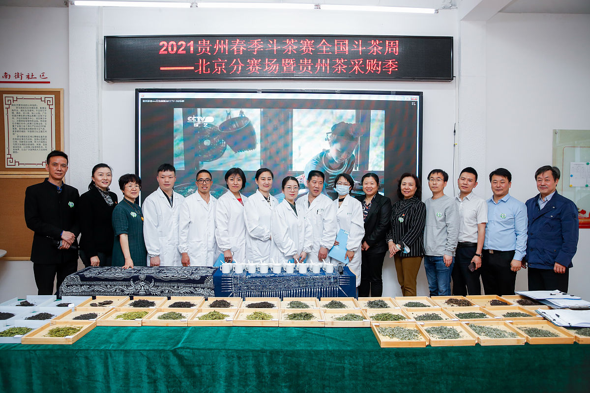 给出 44 个数字 第一个数字为评委人数 �n 第二个数字表示 �n 个评委的平均分 �a第三个数字为 �n 个评委中的最高分 �b第四个数字为 �n 个评委中的最低分 �c问最终去掉最高分和最低分 这名选手的平均分为多少