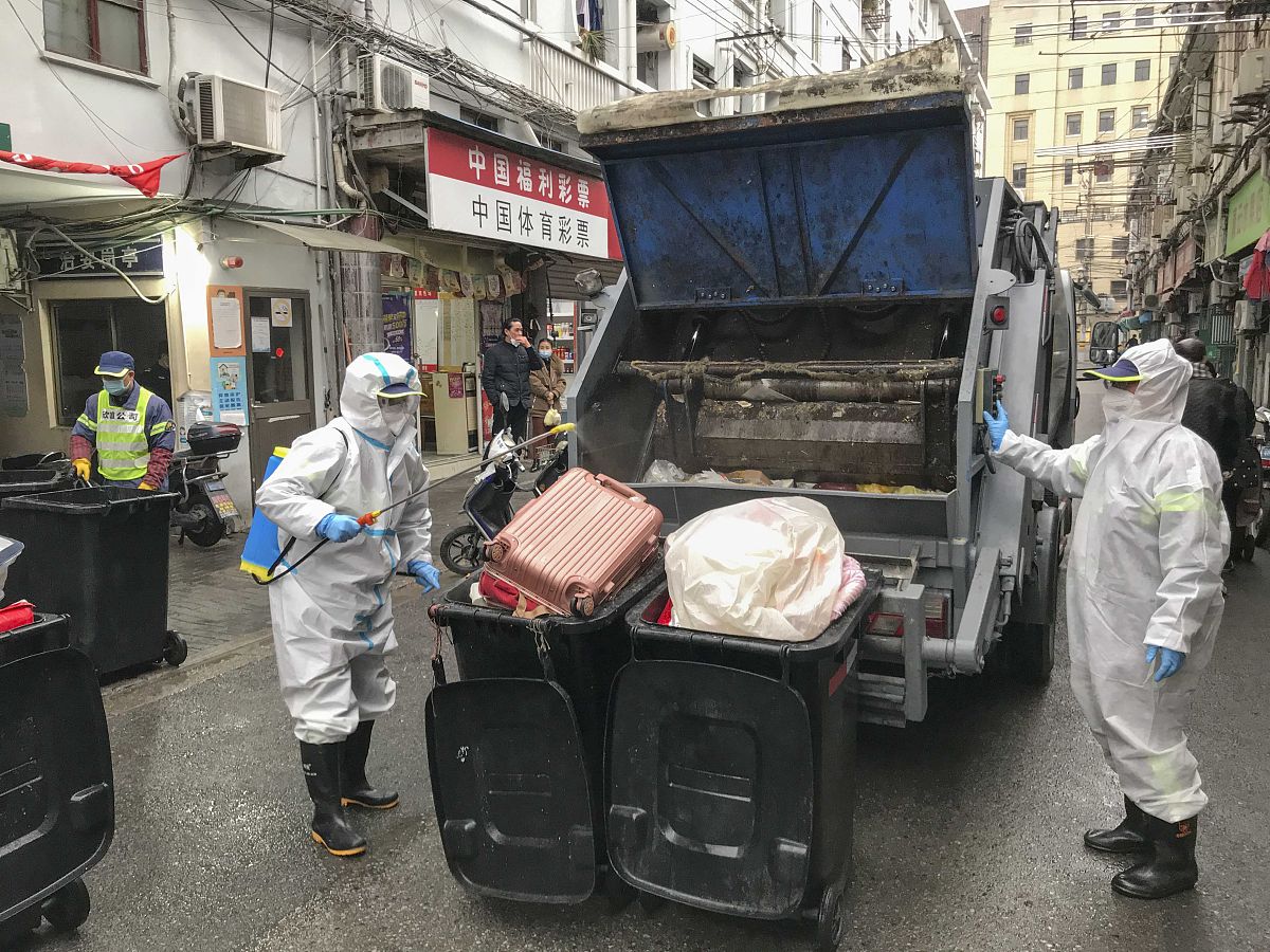 2021年2月5日,上海,昭通路解封第二天,防疫工作正常进行.垃圾消毒.