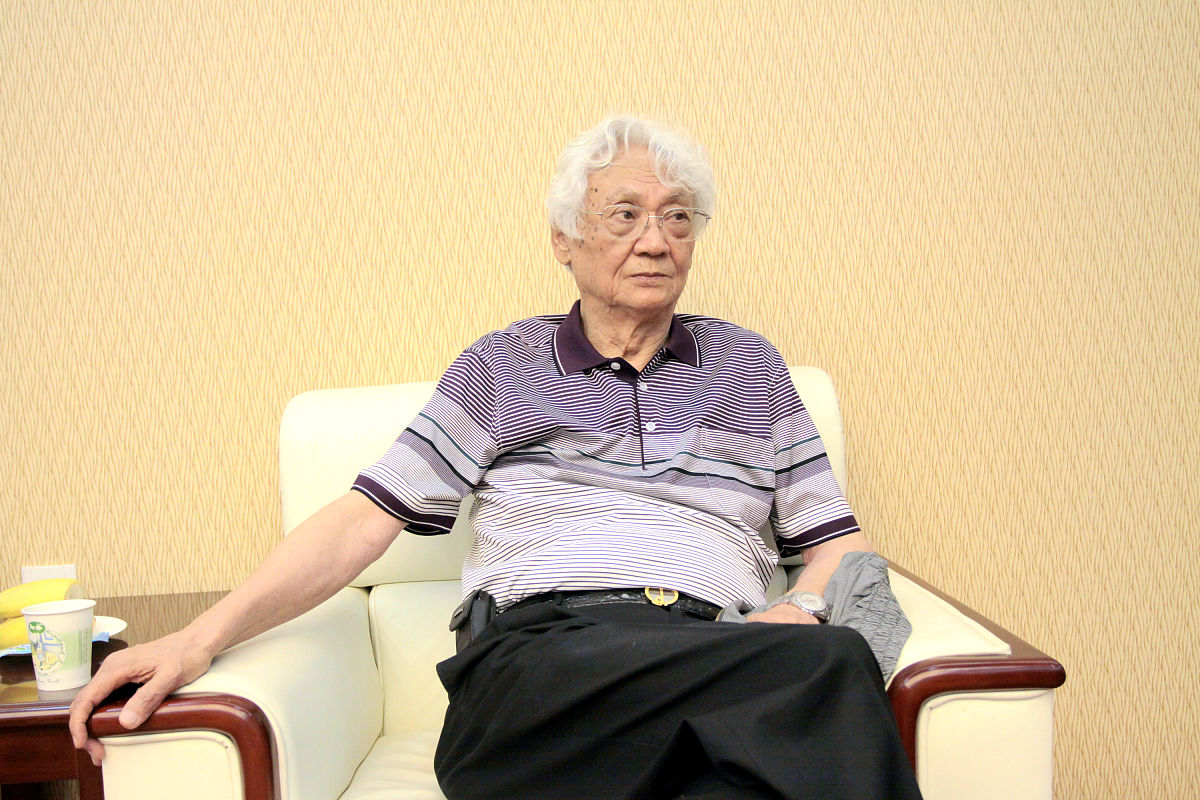 2014年6月8日, 国际知名经济学家,曾为世界新制度经济学和现代产权经