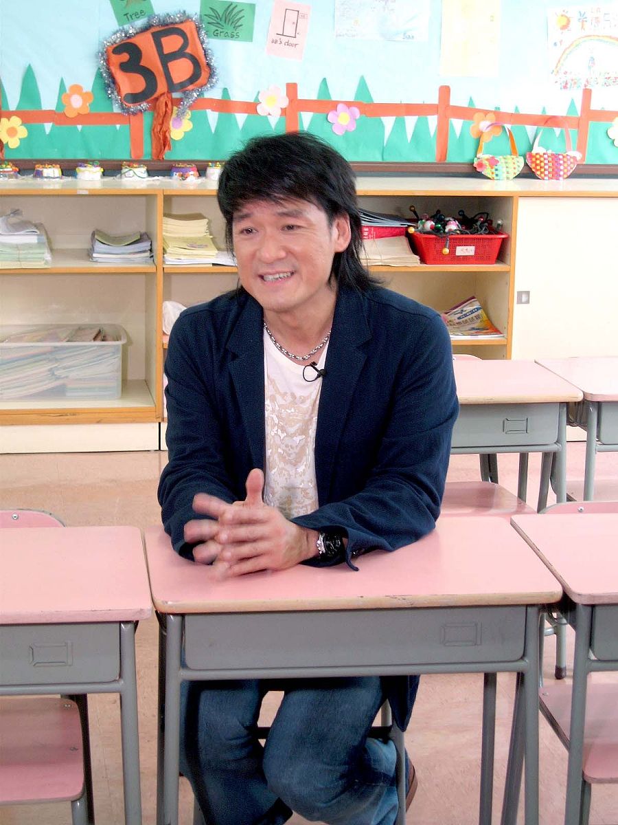 费姓歌手，唱着'菊花台'，他是谁？