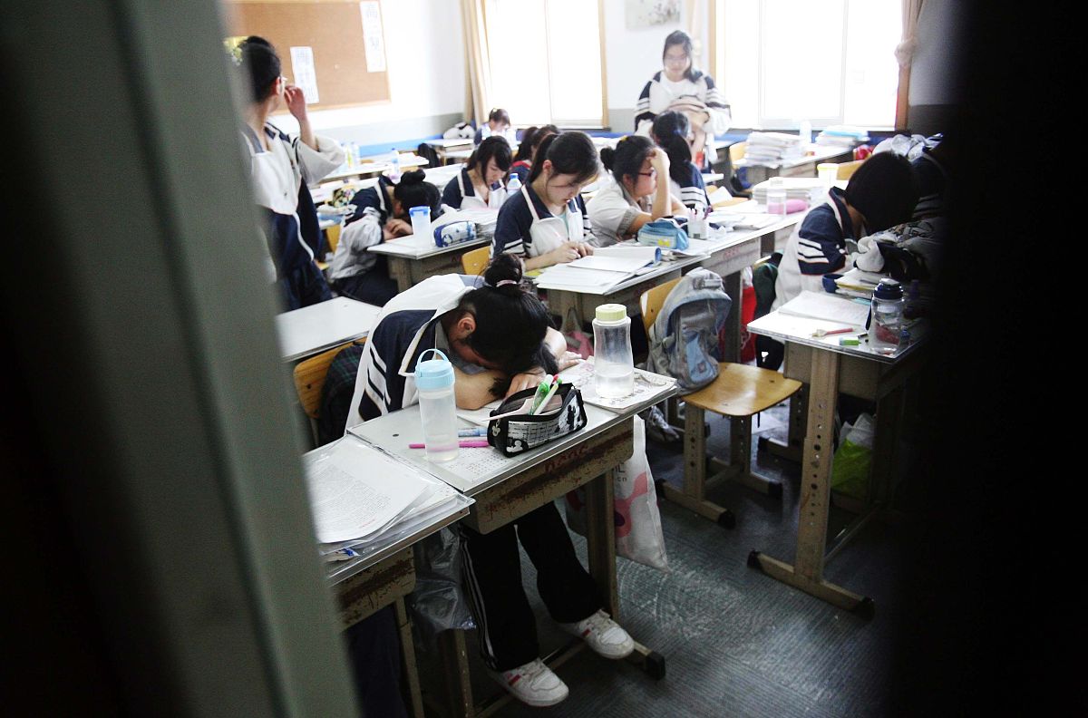 自习课上，一场橡皮引发的争吵，我笑了却遭罚站