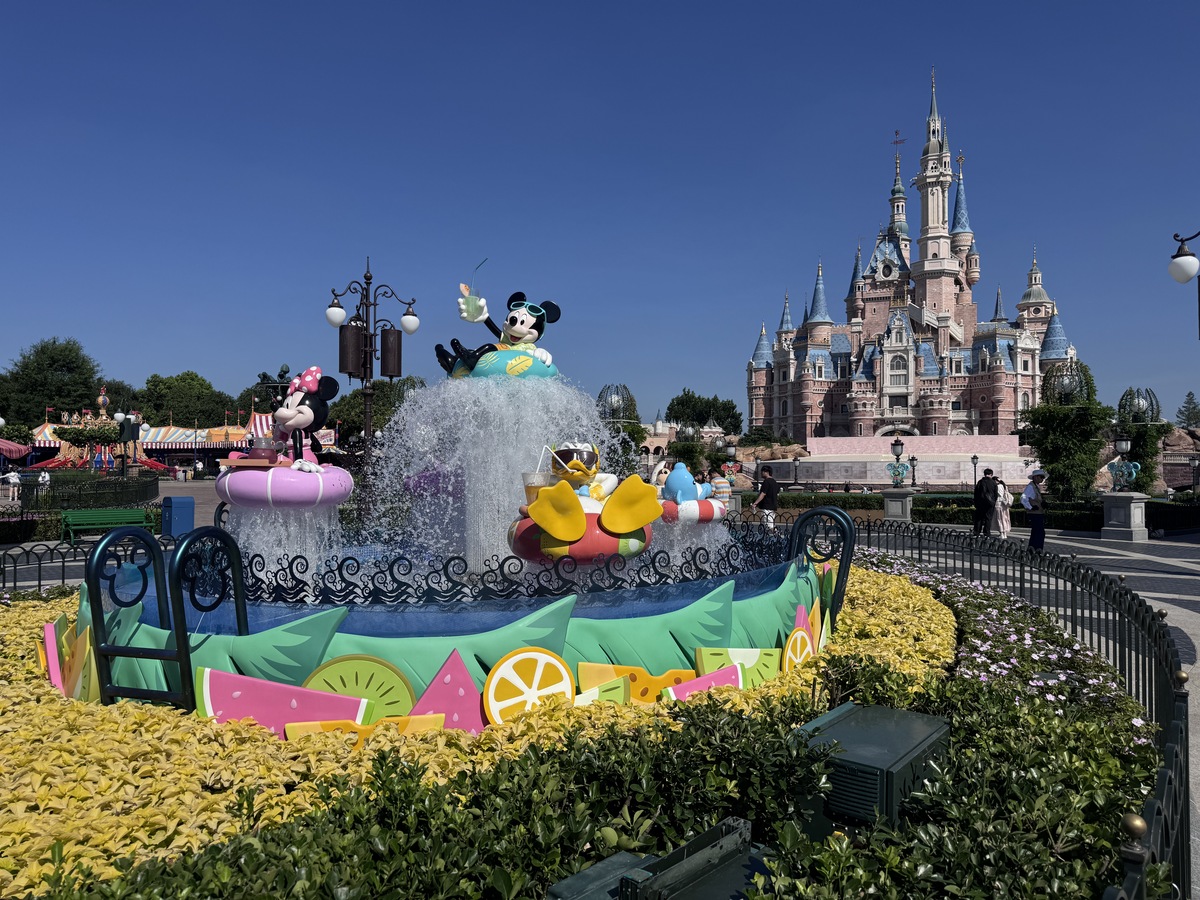 把下面这段文字改写成意思相同的200字的段落每个女孩心中都住着一位公主；每个童心未泯的你我都有着一个迪士尼梦。迪士尼不仅仅是一个主题乐园。它充满魔力可以让孩子体验童话世界让大人回归童真。