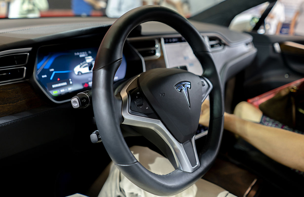 全新 HW 4 Model X 试驾体验：方向盘操控超乎想象！