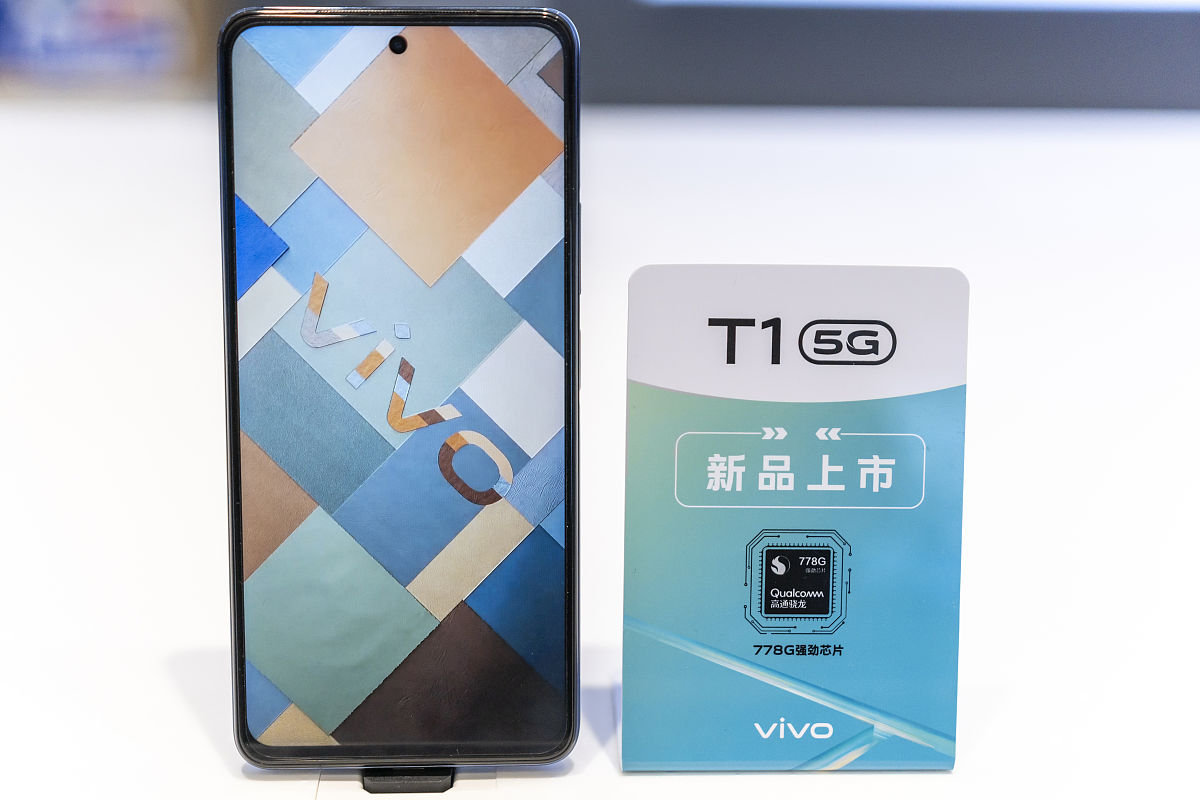 2021年11月17日,浙江绍兴,vivo t1手机在线下实体店上架.