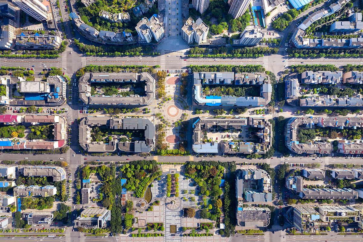 阐述800字：社区交通系统管理对高端住宅项目价格存在显著正向影响。