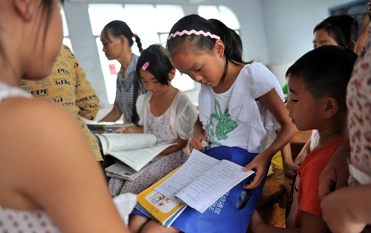 扩充下面的一段话用来评价一个学生：该生在思想上积极向党组织靠拢在学习上认真刻苦在生活上