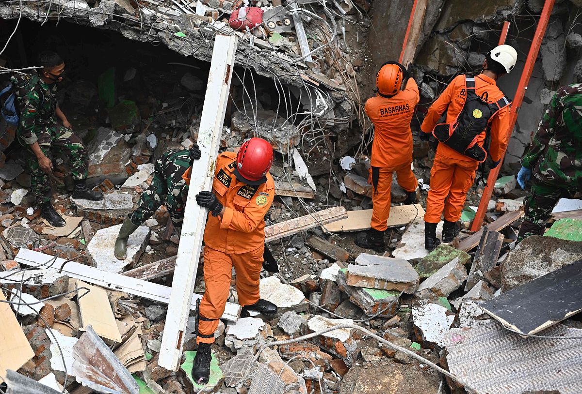 当地时间2021年1月16日,印尼西苏拉威西省15日凌晨发生的6.2级地震已