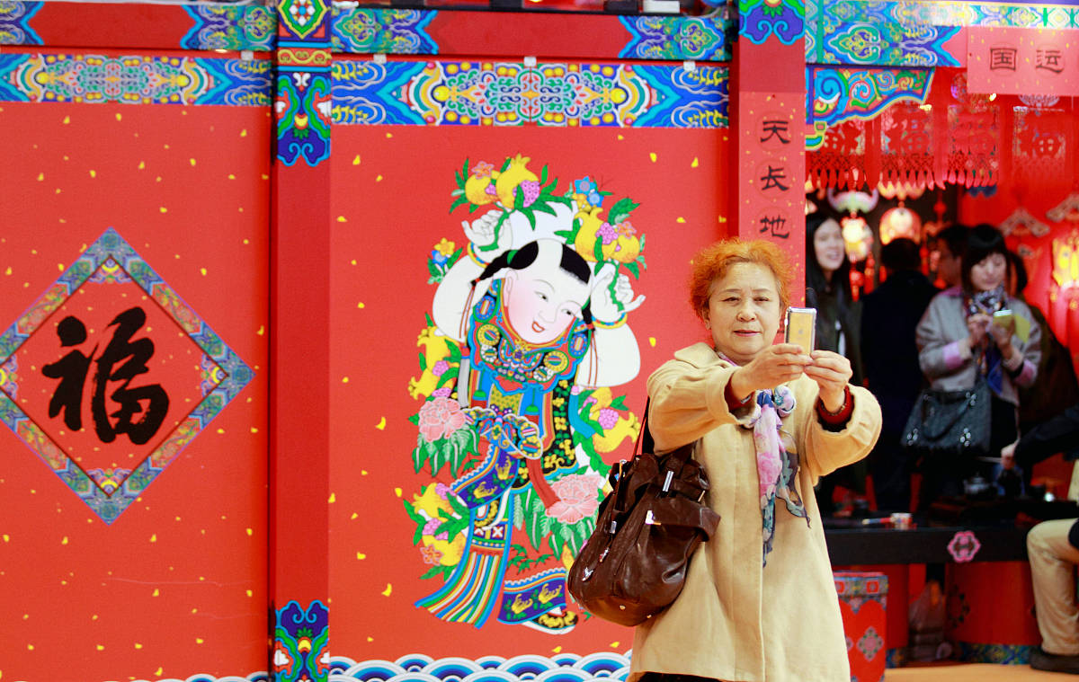 2013年11月8日,第八届中国北京国际文化创意产业博览会上,一老年观众