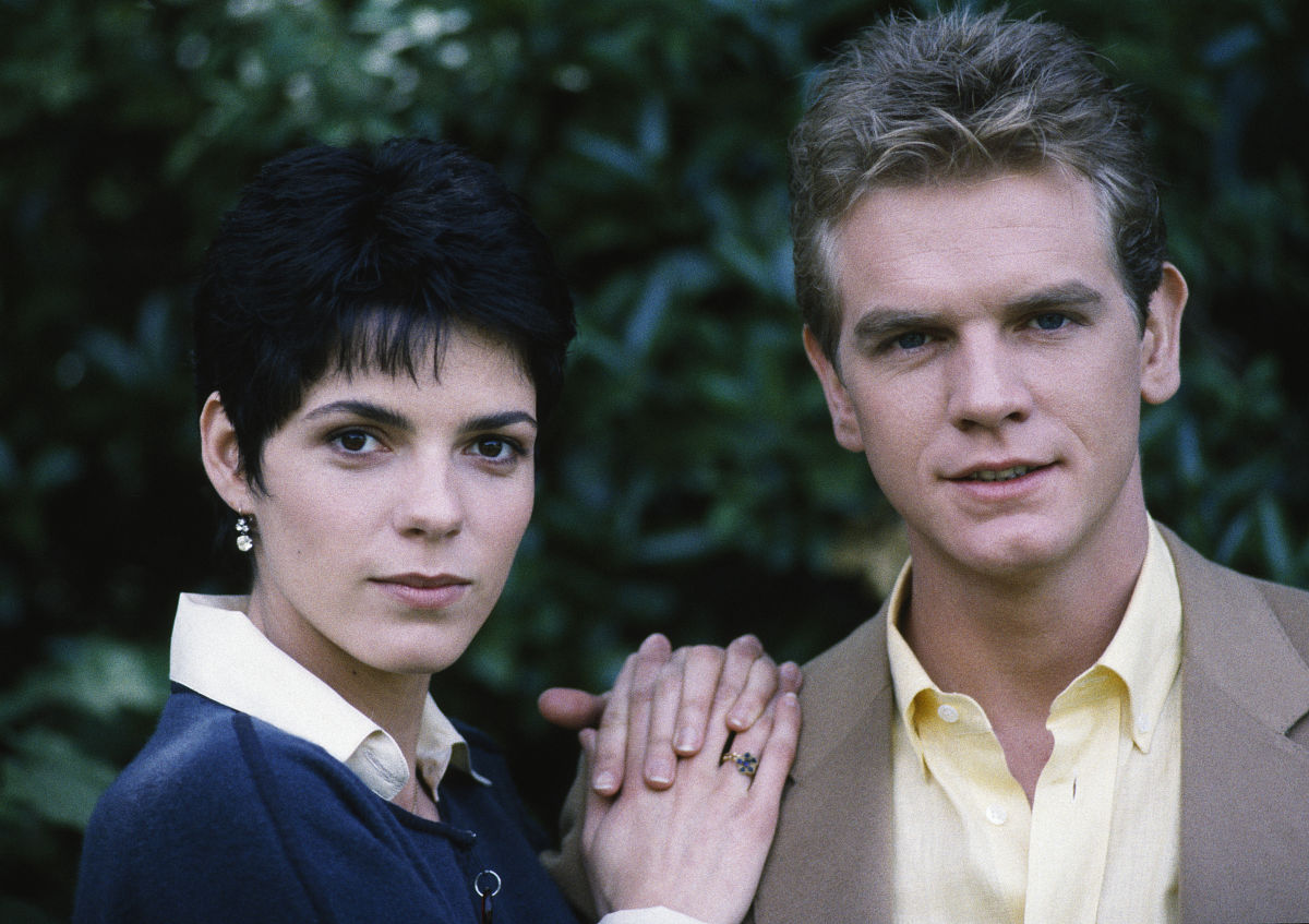 《巴黎圣母院》的爱情线也通过美丑对照原则得以展现。两个主要人物——卡西莫多和艾斯梅拉达的相爱体现出美好纯洁的爱情。而菲德里克爱上艾斯梅拉达则完全相反他的爱情是自己作为贵族的面子和财富的买卖是腐朽而堕落的。这些关于爱情的美丑对照展示了作者对于社会现状的反思。 关于这一段可以给我举一些具体例子吗