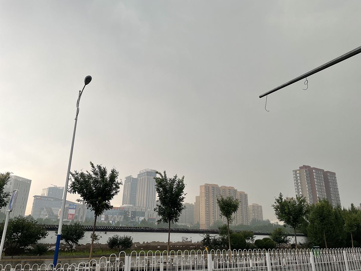 目前突发雷阵雨天气早上会议大家注意交通安全迟一点到也没事。请根据上述内容你一段通知