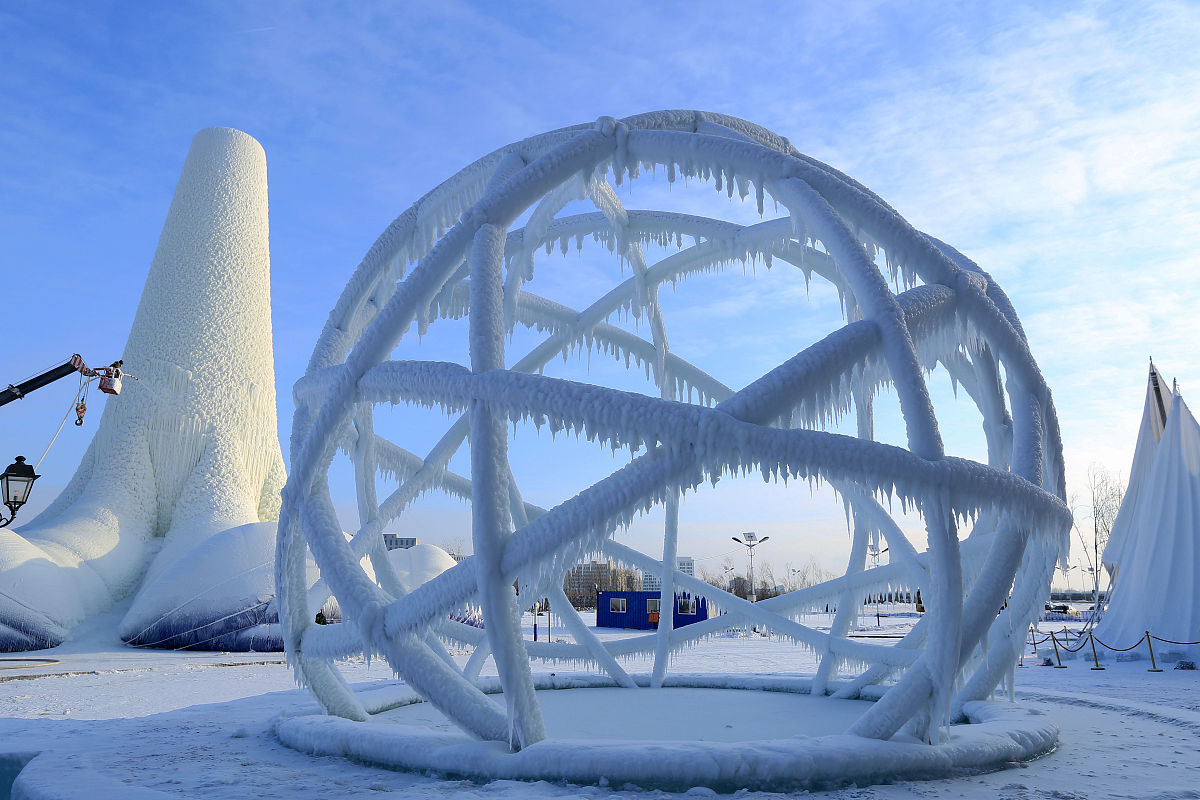 1假设你是李华假期你和朋友一起去哈尔滨参观了冰雪大世界Harbin Ice-Snow World。请你为校报英语专栏写一篇旅游介绍内容包括1公园位置位于哈尔滨;2公园特色冰雕、俄式咖啡等;3 发出邀请。注意1 写作词数应为80 左右;