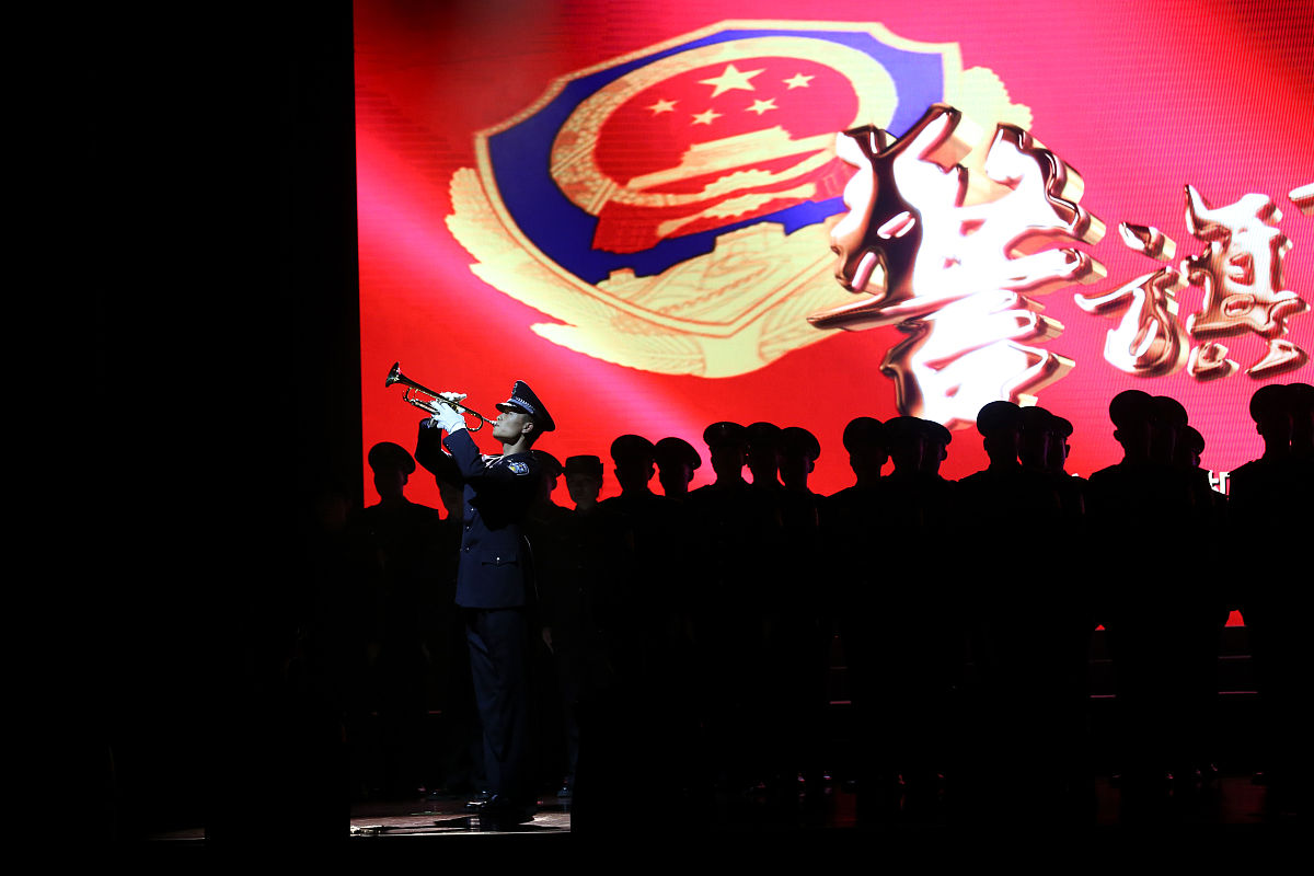 结合党中央最近组织和开展的主题教育和理论学习活动谈一谈如何与公安工作实践相结合？800字