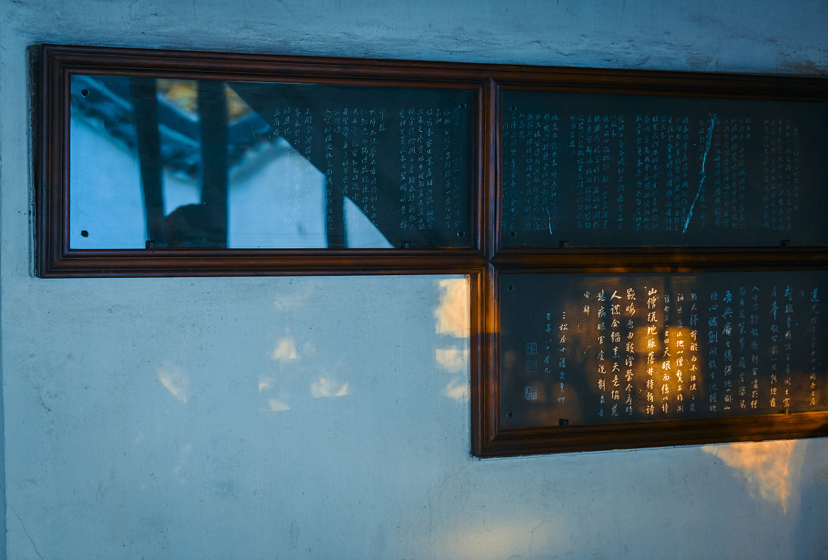 一年级课文《夜色》仿写：300字以上描写夜色的美