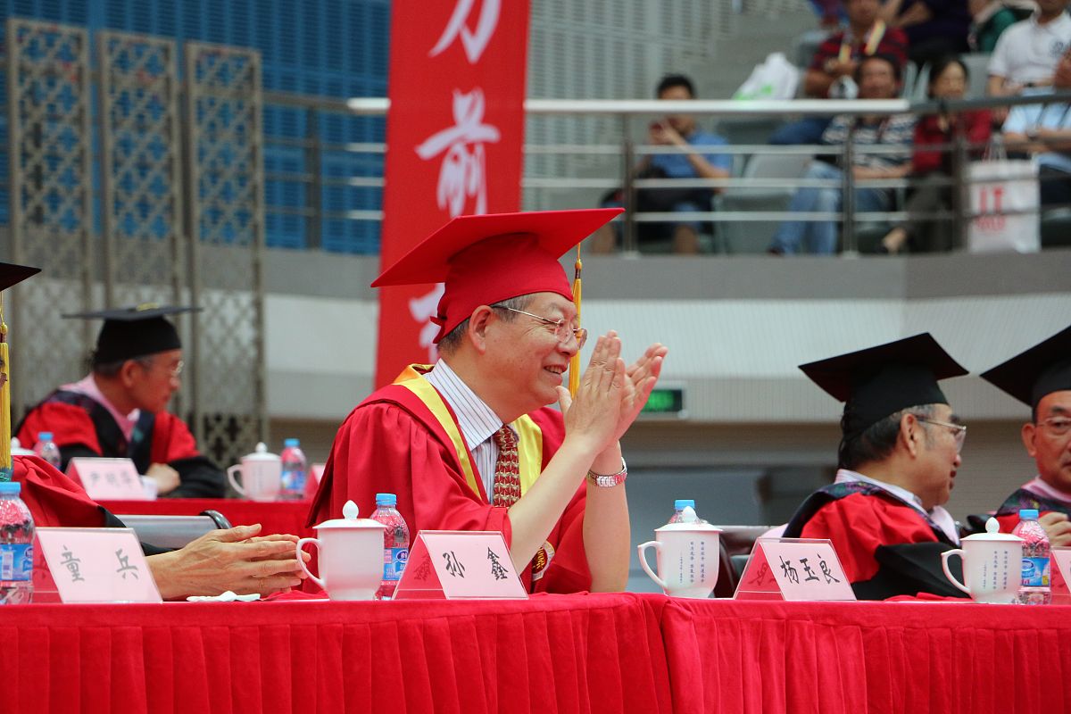 初三毕业典礼教师代表发言