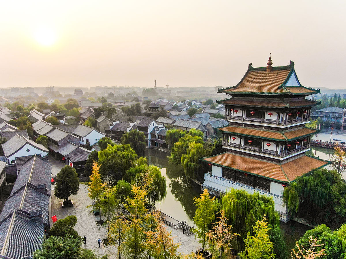 至今我们已经在课堂上观看了《幼儿园》、《北方的纳努克》、《含泪活着》、《持摄影机的人》、《平衡》、《海豚湾》、《望长城》等纪录片相信你对纪录片有了一定的了解和感受如果让你创作一部关于我的家乡亳州 的纪录片你会如何展现呢？请写出你的主题阐述、拍摄思路、表现手法等等不少于800字