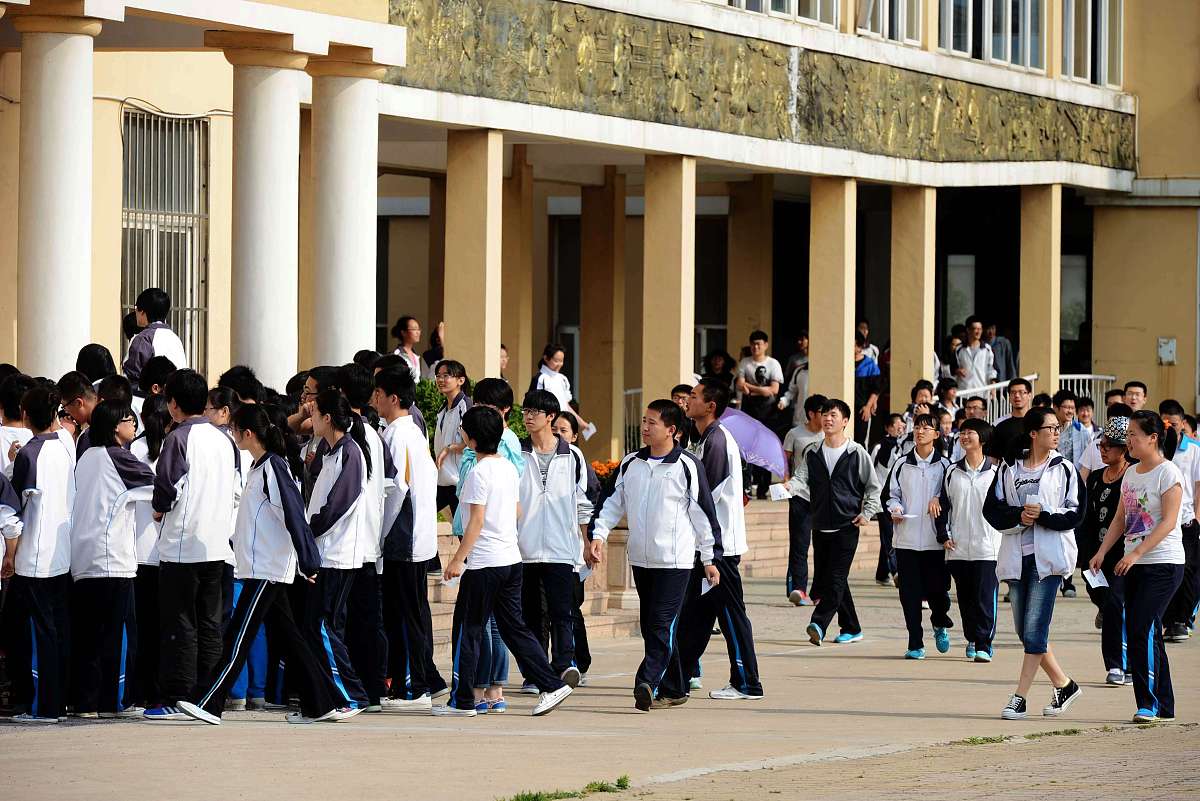 2014年6月6日,山东青岛开发区第一中学高考考点高考学生在看考场.
