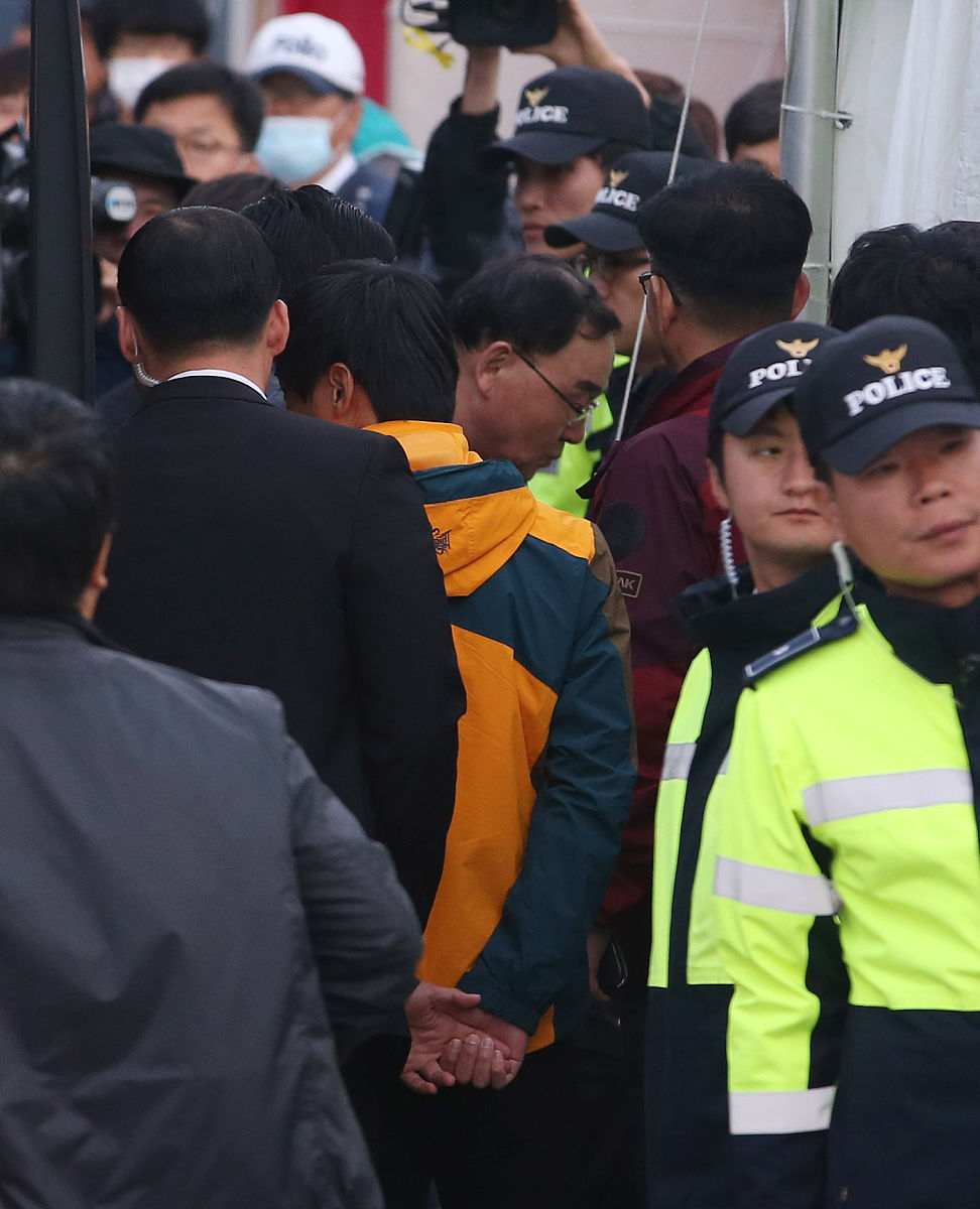 用日语写一首关于爱情的诗至少17行语言表达要含蓄要押韵不能口语化不能直接出现爱爱情恋爱。全诗要用日语写成