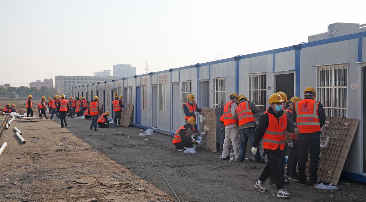 请写一篇题目为新造村建筑工地日常消防检查活动的350中文字符左右的信息报送内容为新造村静海社区对辖区内保利云璟工地金兰雅苑工地数据城工地常春藤公寓工地等建筑工地开展日常消防检查检查消防灭火器有无过期疏散通道有无杂物堵塞检查物料堆放是否符合标准检查工人工作有无佩戴安全帽