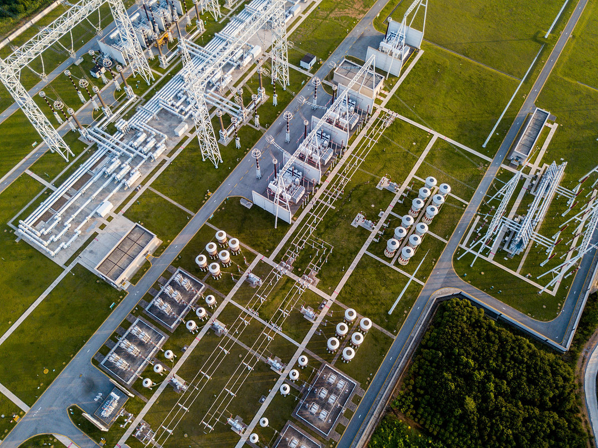 审视高铁供电发展面临的外部环境进行供电设备的外部环境管理研究规范供电设备外部环境管理增强供电设备抵御外部环境风险的能力保证高铁运营持续、 有序发展具有重要的现实意义。 换个方式重新描述。