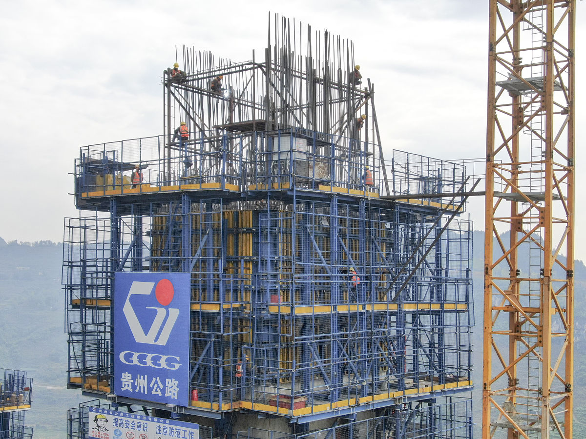 记者用以下素材写一篇荆门处首次在公司储罐维修项目中采用脚手架施工的新闻稿。 素材：7月7日荆门处组织专业技术人员对洪湖输油站5万立方储罐维修项目脚手架工程进行验收这是公司首次采用搭建脚手架方式进行储罐维修。 洪湖站6#储罐为单盘浮顶储罐罐高1935米内径60米罐体外壁附有保温层于1997年投产至今已26年罐主体及附件存在不同程度的结构老化和腐蚀等问题需要维修。 为保证施工安全此次施工采取围