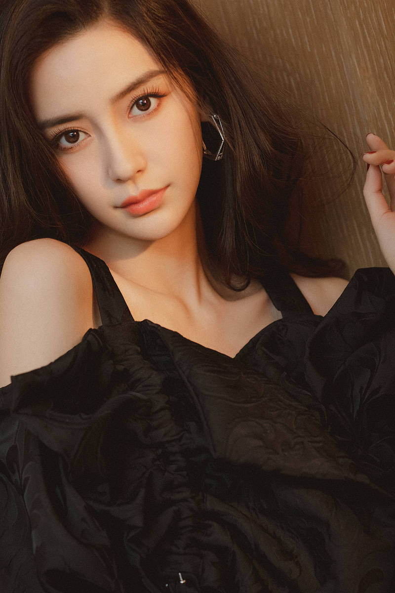 2020年10月30日讯,日前杨颖(angelababy)出席薇娅直播间期间拍摄大片.