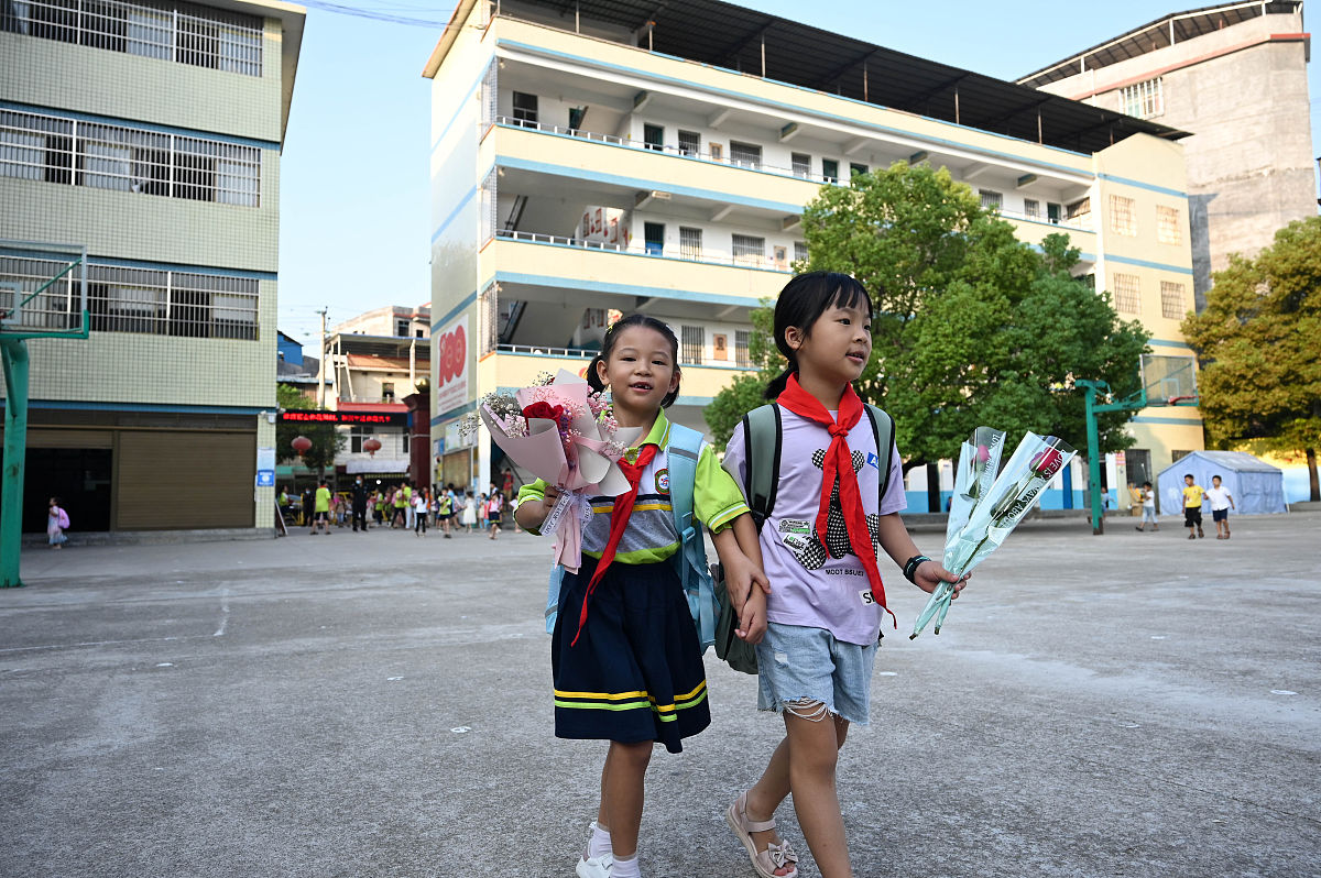 2021年9月10日清晨,湖南永州,蓝山县塔峰镇第四完全小学,刚踏进校门的