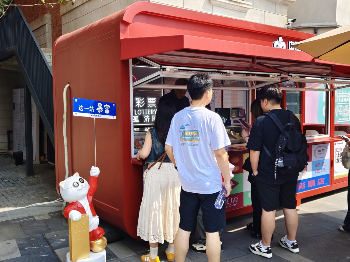 材料二您的配送订单已送达。H 市金禾区的陆先生日前网购水果 打来电话的是一位特殊的配送员——无人配送车小暖。受 疫情影响出门少了加上年纪大了行动不方便这无人配送车真是太贴心了!陆先生说。某快递公司负责人介绍这几年越来 越多的客户倾向选择无接触配送服务我们的无人配送车可完成 10 公里范围内的配送任务可以解决末端配送问题同时减少人际接 触带来的潜在感染风险。目前公司的无人配送项目已落地省内多个 城市