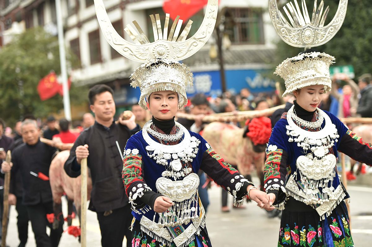 2017年11月23日,在贵州省雷山县,身着盛装的苗族同胞在巡游中载歌载舞