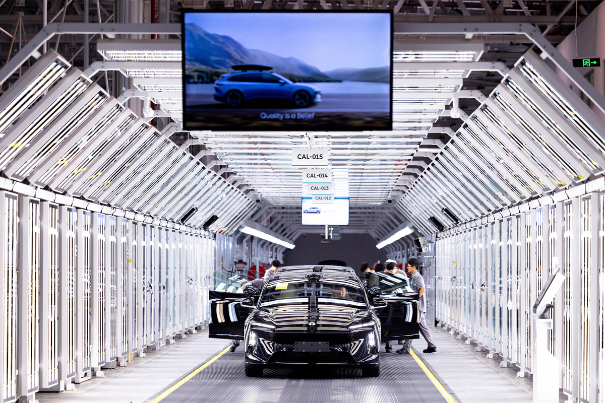 探究汽车领域的关键技术与未来趋势：基于智能化、安全性和可持续发展的研究