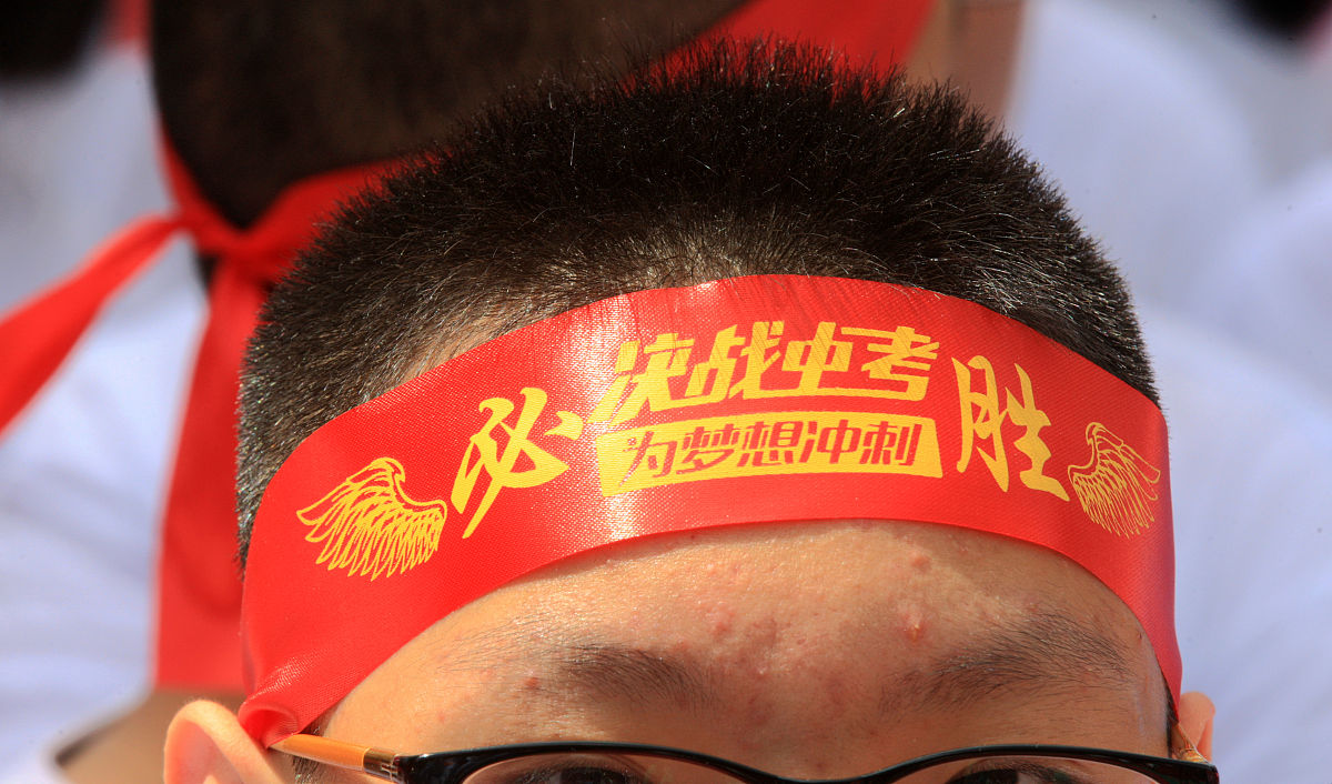 现在我身处初中毕业典礼上在有钢琴曲《听妈妈的话》伴奏下我将进行诗朗诵其能对应父母恩情的主题同时引出下面歌曲《不完美小孩》请撰写这篇朗诵稿要求文字富有文采不直接出现毕业《听妈妈的话》或《不完美小孩》的歌词或标题朗读时间不超过一分钟