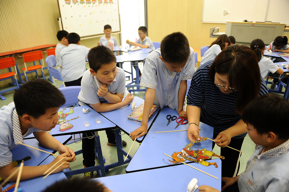 2018年4月26日,浙江省东阳市江北第二小学美术社团的学生们在老师指导