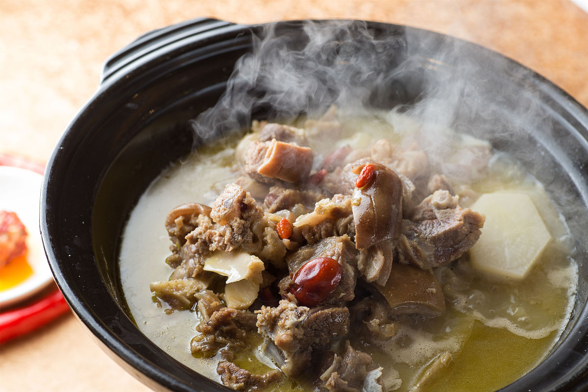 写个文案：现煲牛腩的鲜,就像