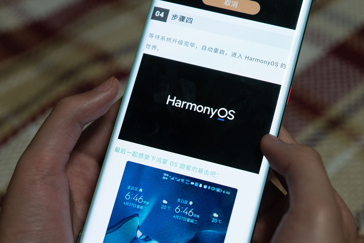 2021年5月5日,上海,一位华为手机用户正在查看华为鸿蒙系统harmonyos2