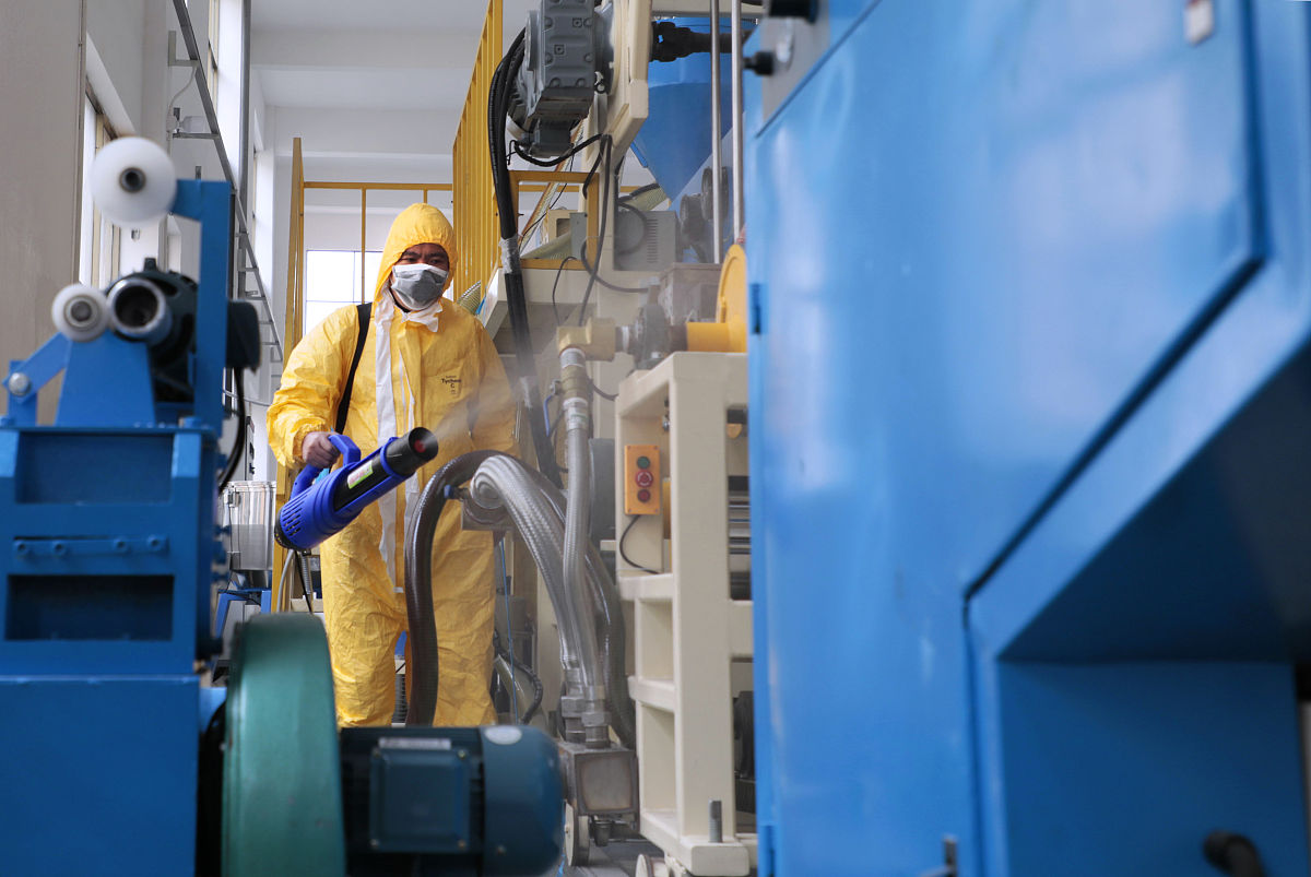 真空镀膜机设备门开启和关闭易造成夹伤帮我用200字详细描述