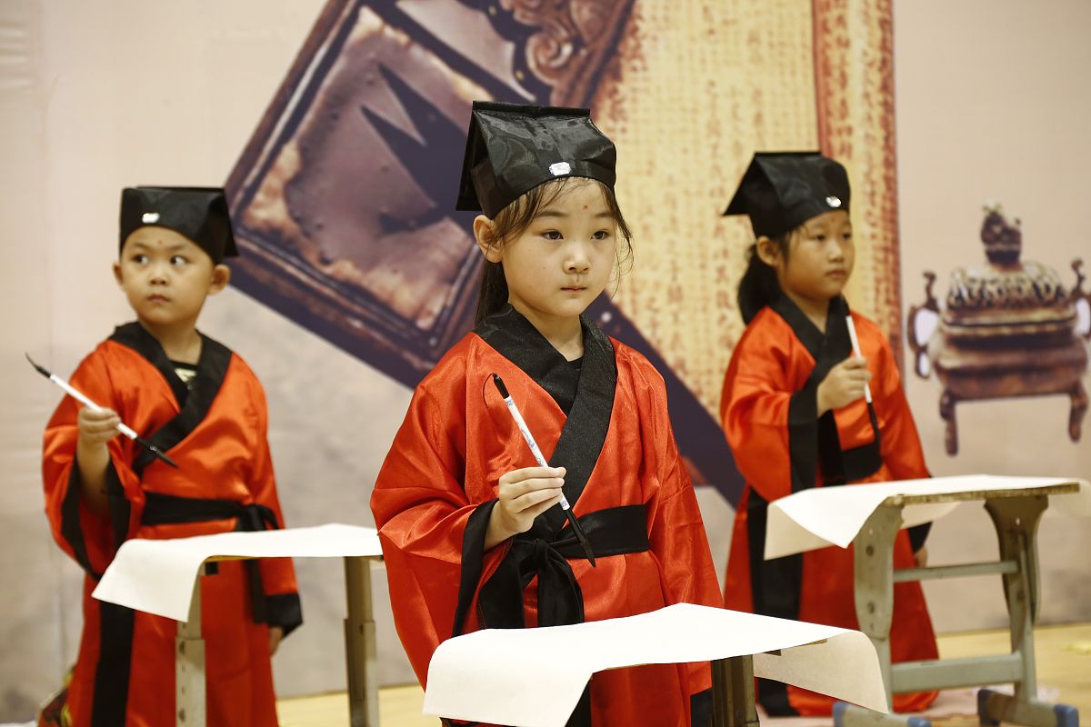2017年9月8日,在山东泰安岳峰小学,500名刚入学的新生参加开笔礼.