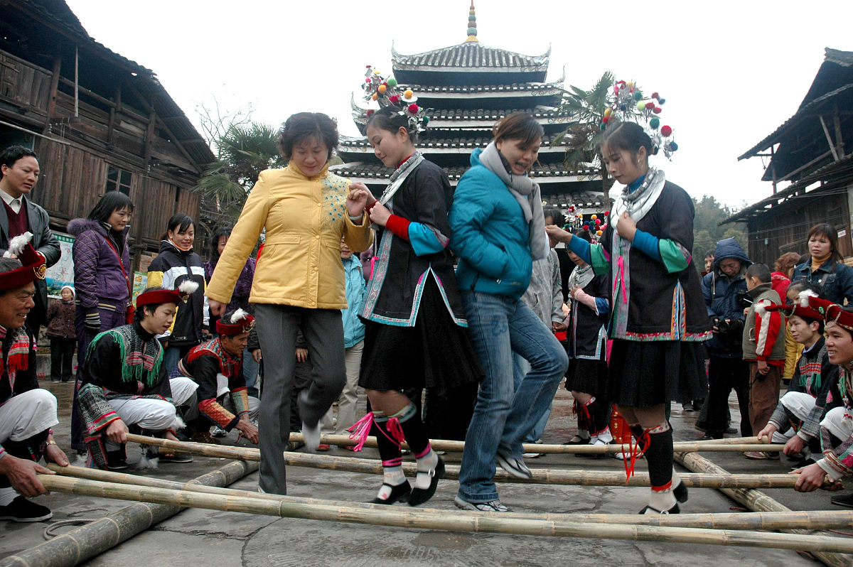2007年1月2日,广西三江侗族自治县林溪乡高友村,侗族群众在欢送来此自