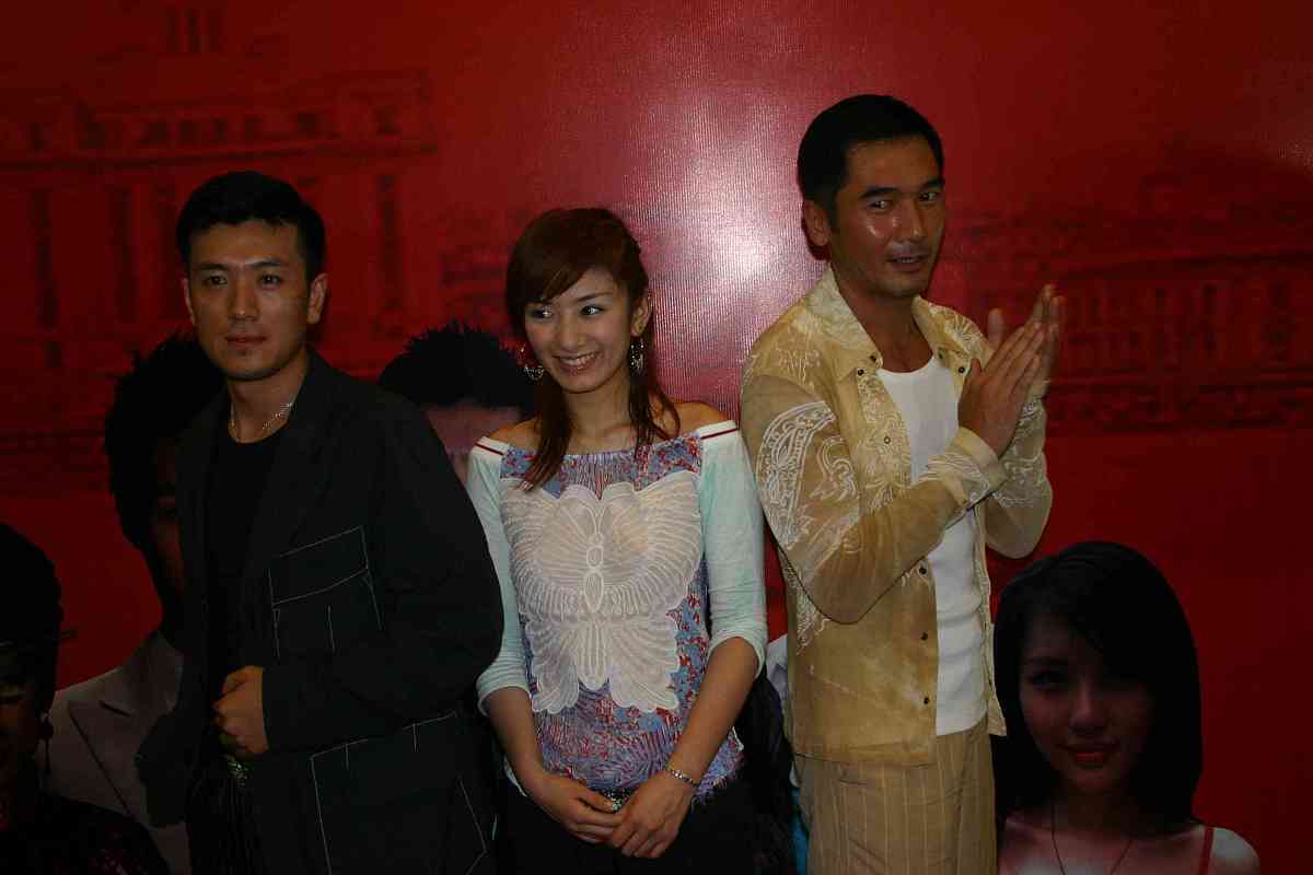 2005年7月14日,40集跨年代情感大戏《浴火凤凰》在上海隆重开机.杨子,