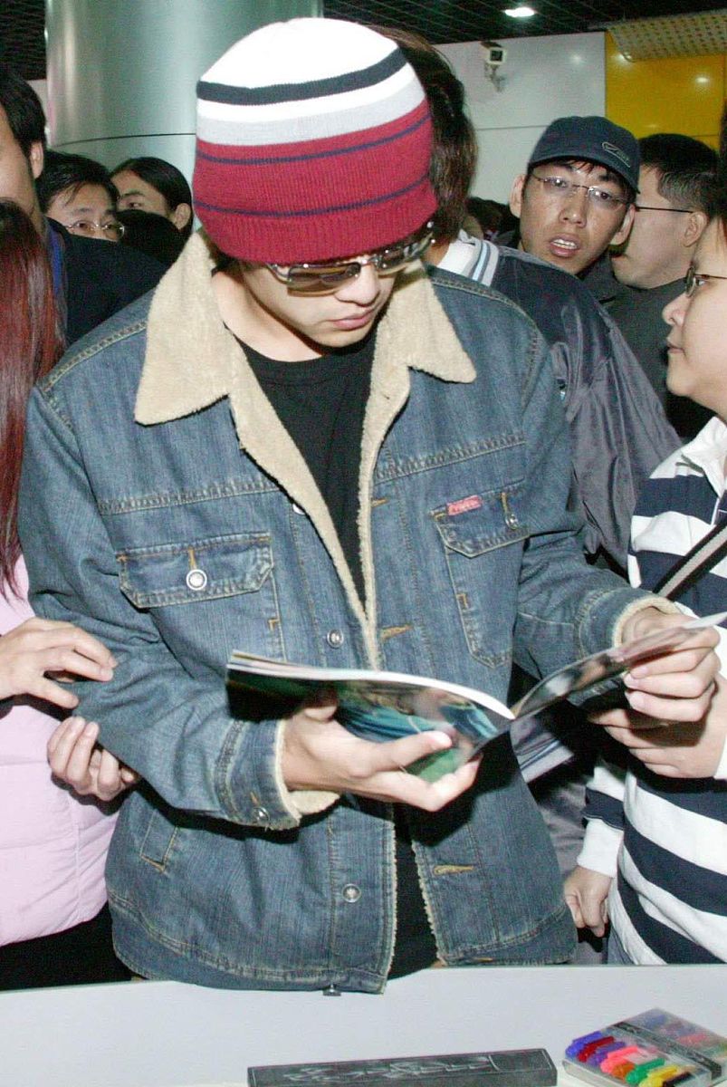 2003年11月21日,周杰伦在南京引起轰动.+++_+++周杰伦