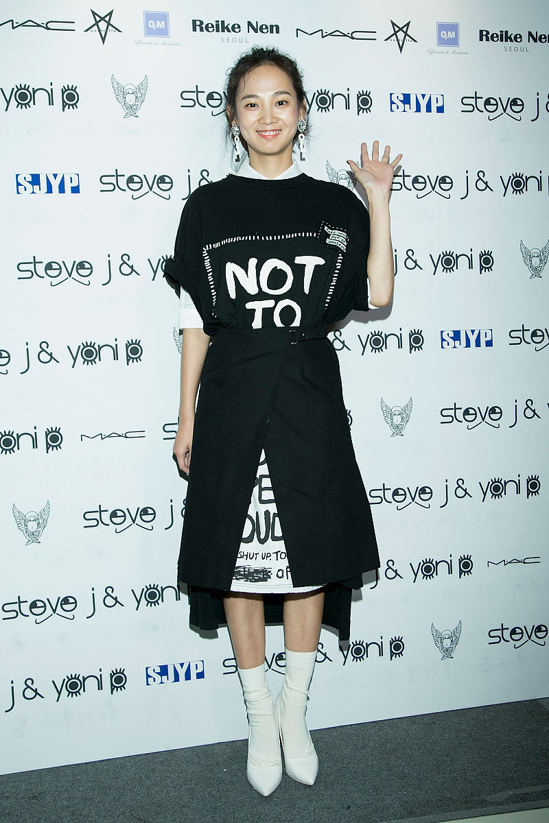 2014年10月20日,首尔,2015首尔时装周(春夏)steve j & yoni p设计师品