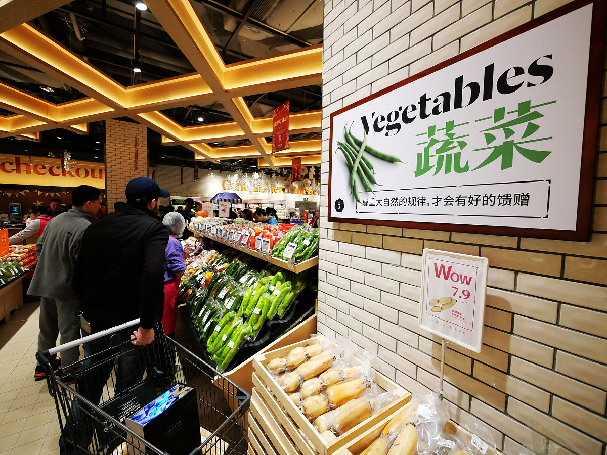 你是一个生鲜连锁超市的市场策划请对店面设计一套文案包括大门、柜台、冰箱、pop等地方。